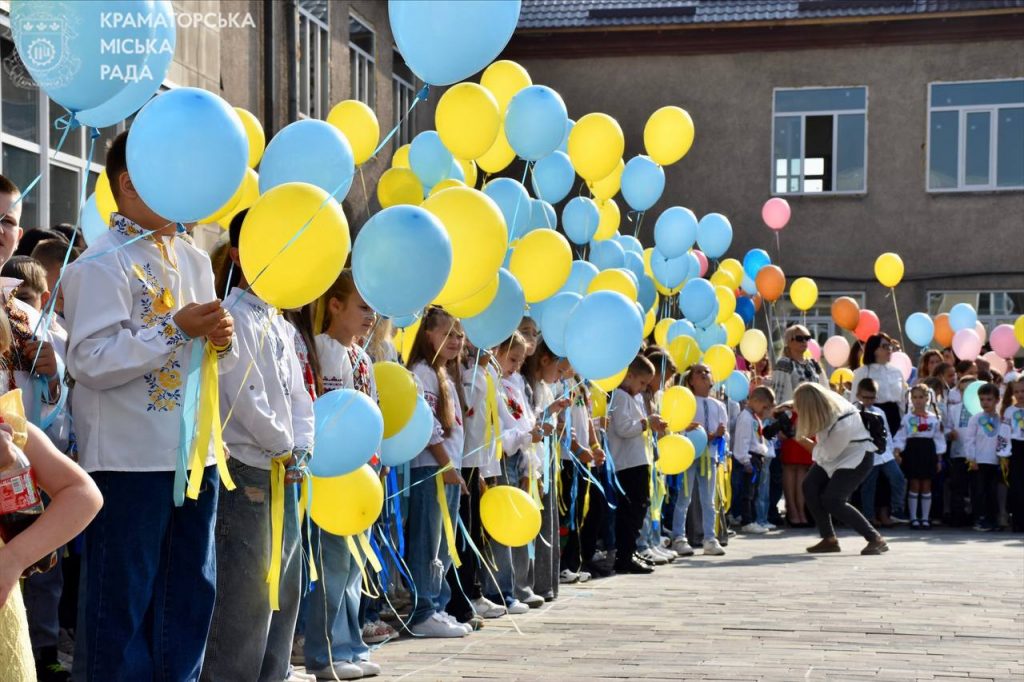 Пліч-о-пліч до нових знань: вперше з часу повномасштабного вторгнення школа з Краматорська працюватиме офлайн!