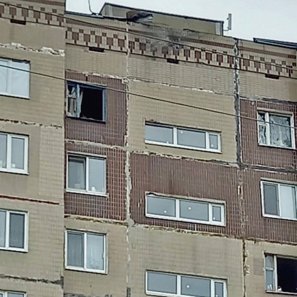 Вдень 30 вересня у Краматорську росіяни обстріляли багатоповерхівку
