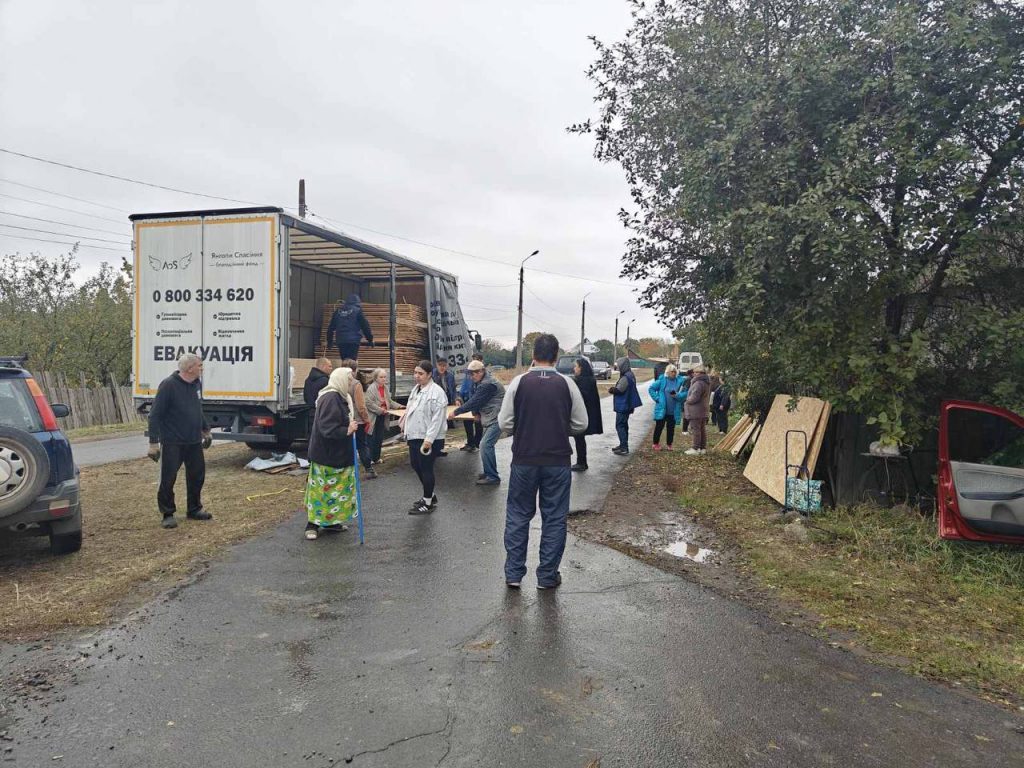 Краматорці отримують матеріали для швидкого ремонту після вчорашніх російських обстрілів