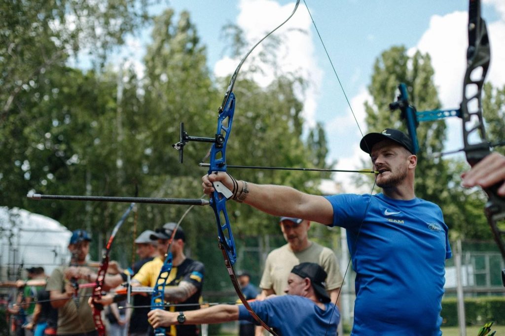 Адаптивна стрільба з лука. Фото з сайту Центр Ініціатив ПЖ, автор Тім Пушкарук