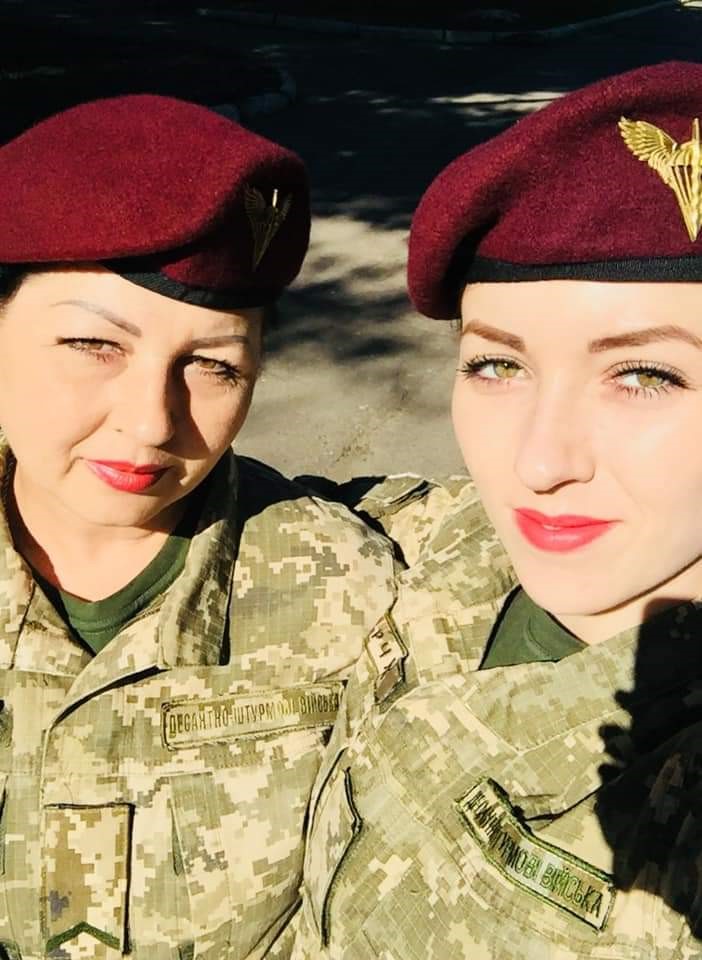 Лариса Глинчак (ліворуч) вступила до лав ЗСУ вслід за своєю донькою Ангеліною (праворуч). Фото надала Лариса
