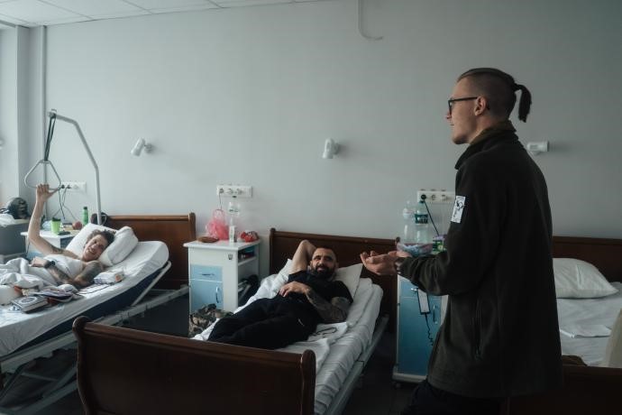 Ветеран Андрій Голопапа під час відвідування Захисників та Захисниць, які проходять лікування у шпиталях Києва. Фото Надав Андрій