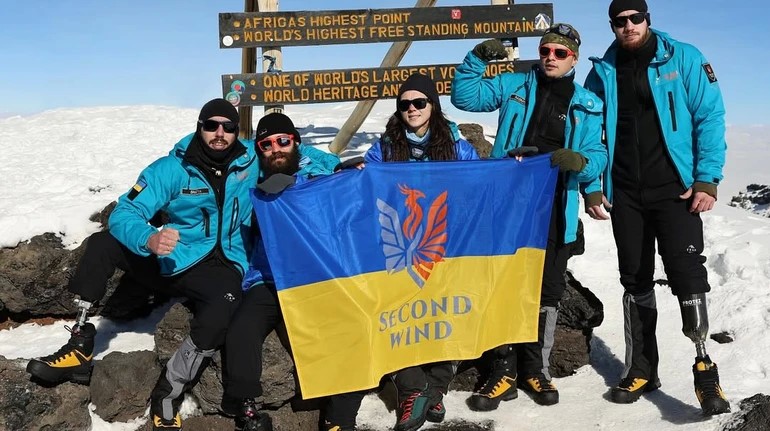 Військовослужбовиця Surma Team Ольга "Висота" Єгорова та четверо ветеранів з протезами на вершині Кіліманджаро. Фото: "Друге дихання"
