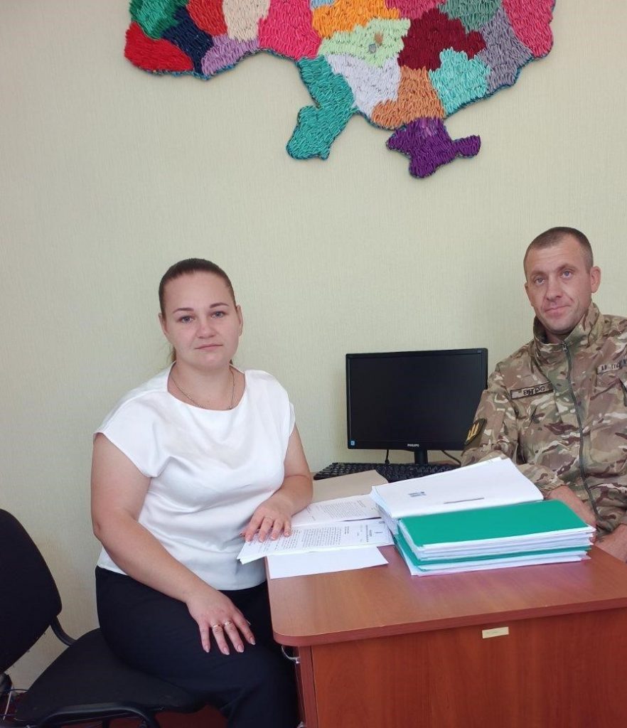Фахівчиня супроводу ветеранів\ветеранок та демобілізованих осіб Анастасія Бубліченко під час зустрічі з ветераном війни Віталієм Шерстенюком. Фото надала Анастасія