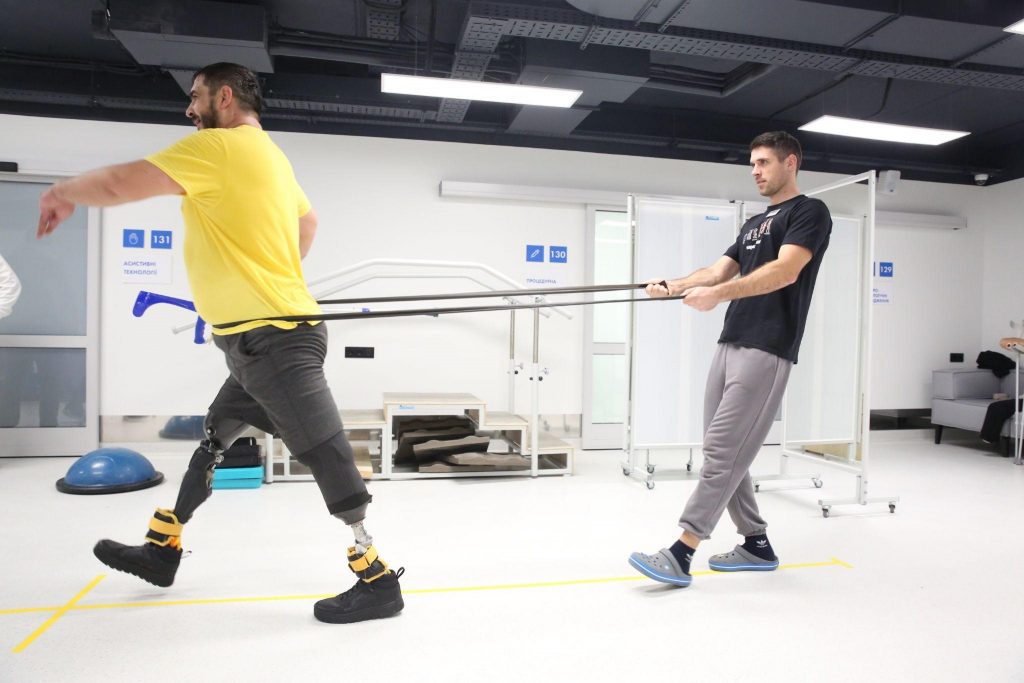 Віталій Марченко, провідний фізичний терапевт медичного центру Superhumans та ветеран Петро Буряк. Автор фото: Марко Валентіно Перейра