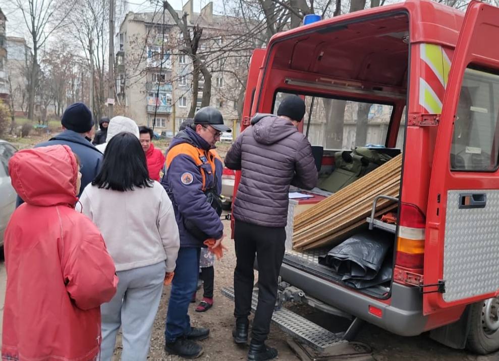 Краматорці отримують матеріали для швидкого ремонту після російських обстрілів