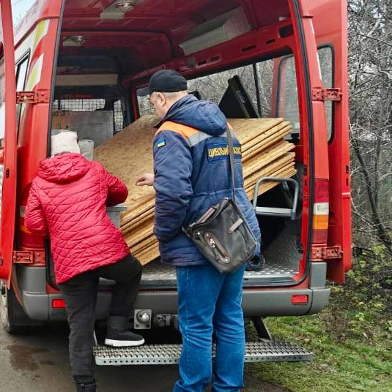 Краматорці отримують матеріали для швидкого ремонту після російських обстрілів