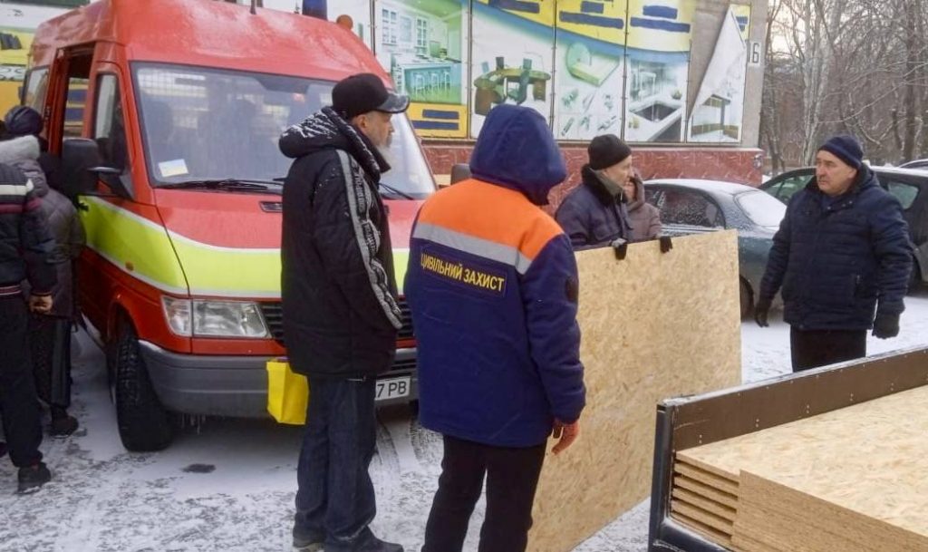 Краматорці отримують матеріали для швидкого ремонту після російських обстрілів