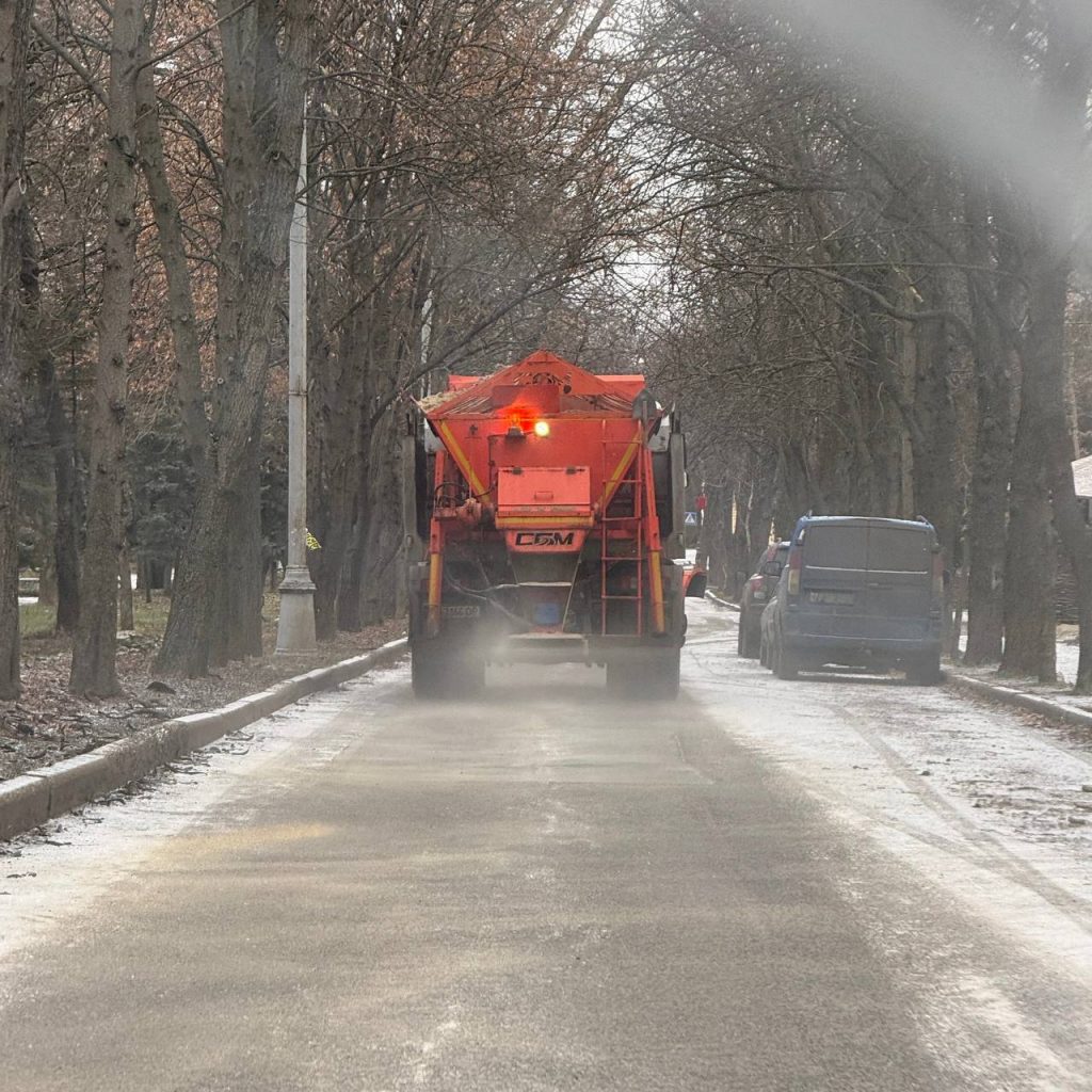 У Краматорську комунальники усувають наслідки негоди