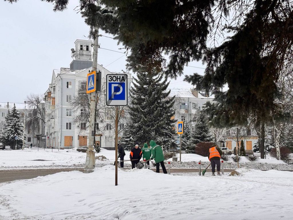 У Краматорську тривають роботи з прибирання снігу