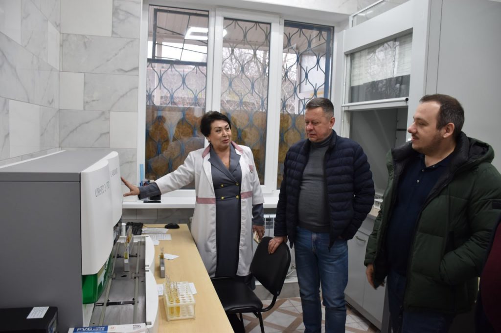 Олександр Гончаренко відвідав оновлену клініко-діагностичну лабораторію КНП «Міська лікарня №2»